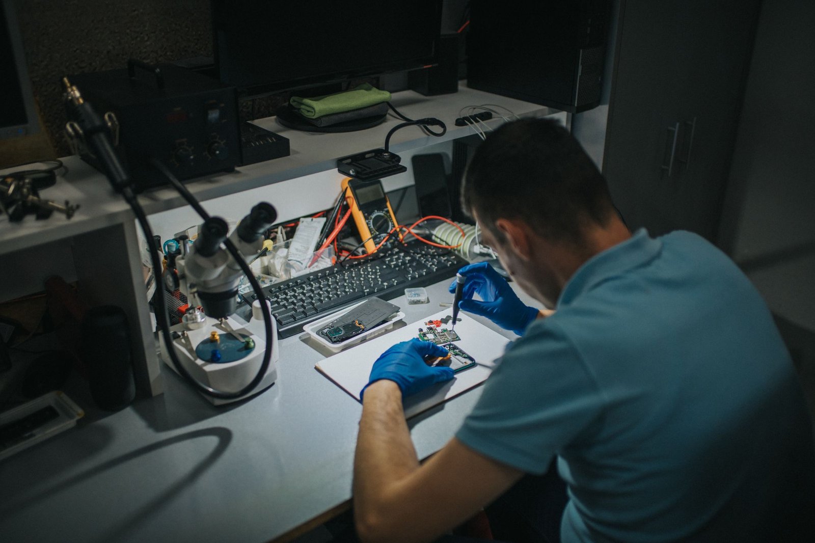 Technician repairing cracked phone screen at BaikiPhone Malaysia